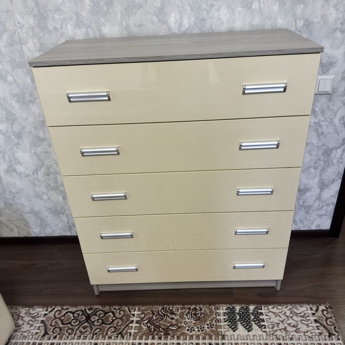 Мебель для спальни(кровать,2 тумбочки,комод,трюмо,шкаф,пуфик)