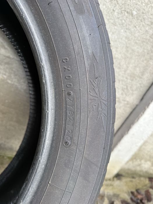 Vand doua anvelope iarna Toyo 225 / 55 / R18 stare buna