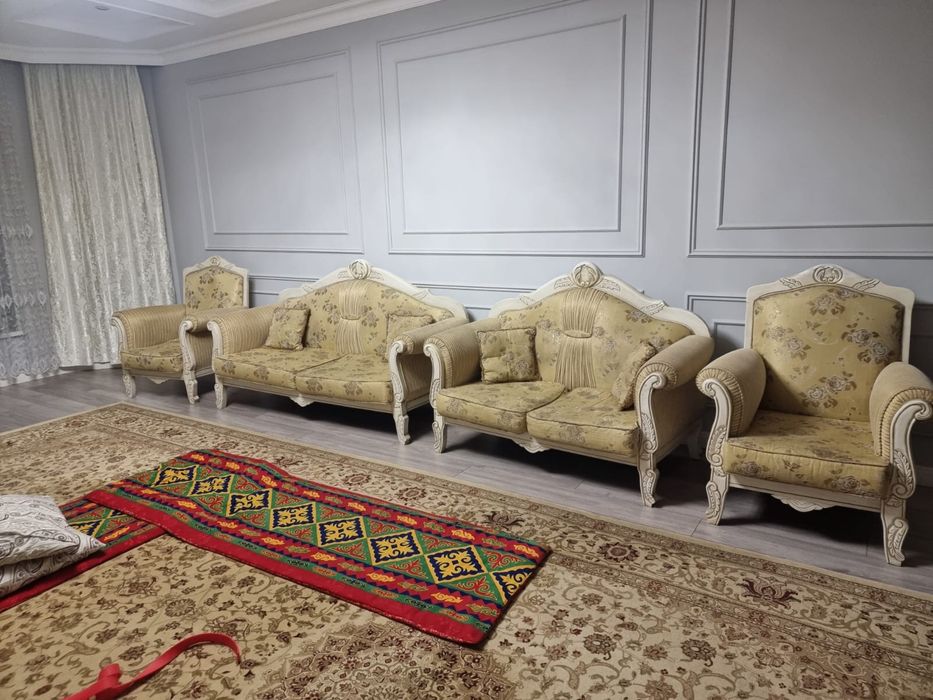 Продается два дивана с 2 креслами