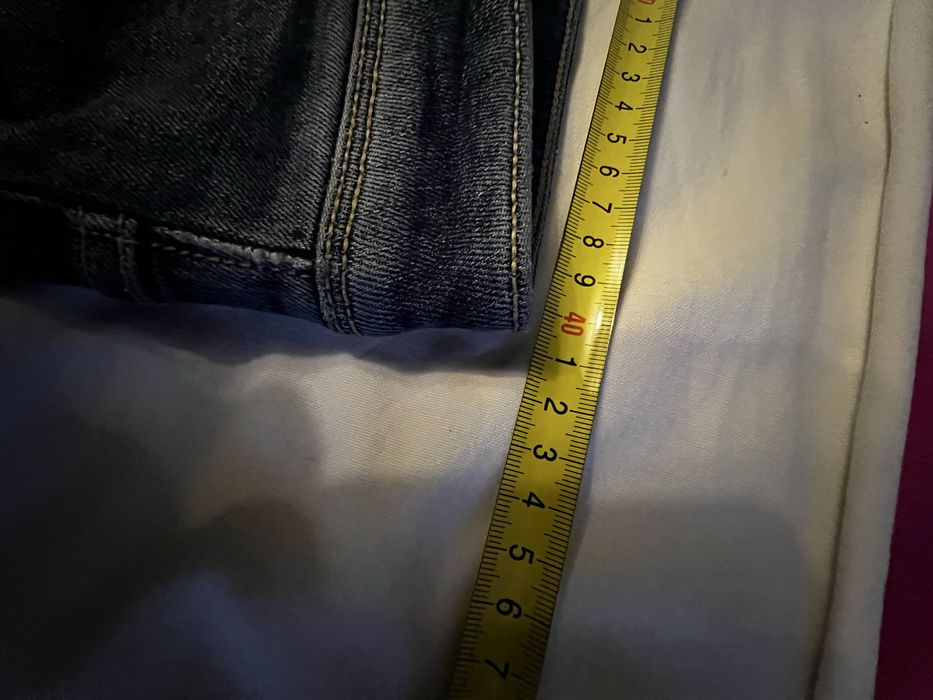 Vând  blugi noi Armani Exchange elastici.