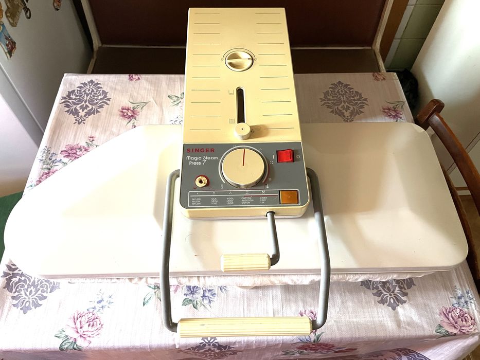 Утюг- пресс для домашнего использования.