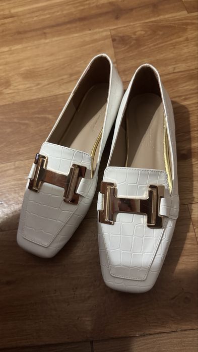 Pantofi loafers albi eleganti cu detaliu auriu, marimea 38