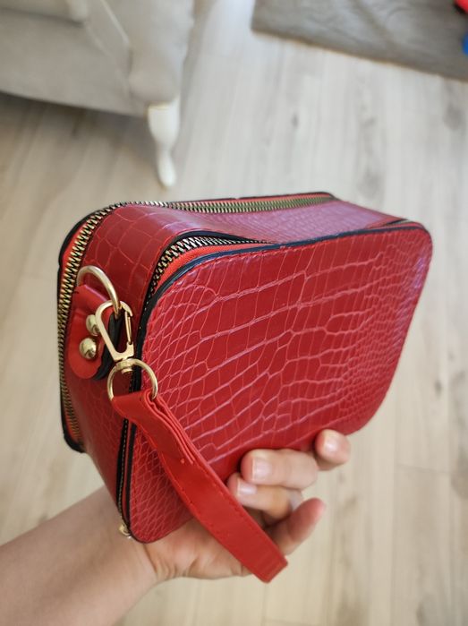 Чисто нова червена чанта