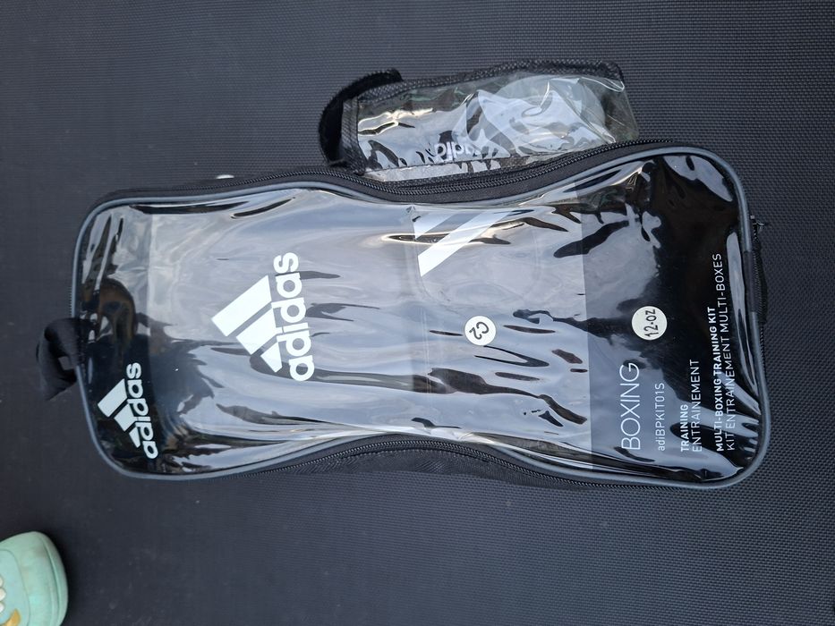 Set Box Adidas NOU -  Mănuși Box, bandaje pumni și  protecție pentru dinți.