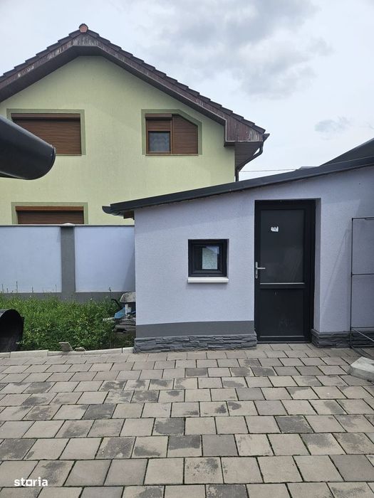Casă Modernă cu Sistem Fotovoltaic – Rontău
