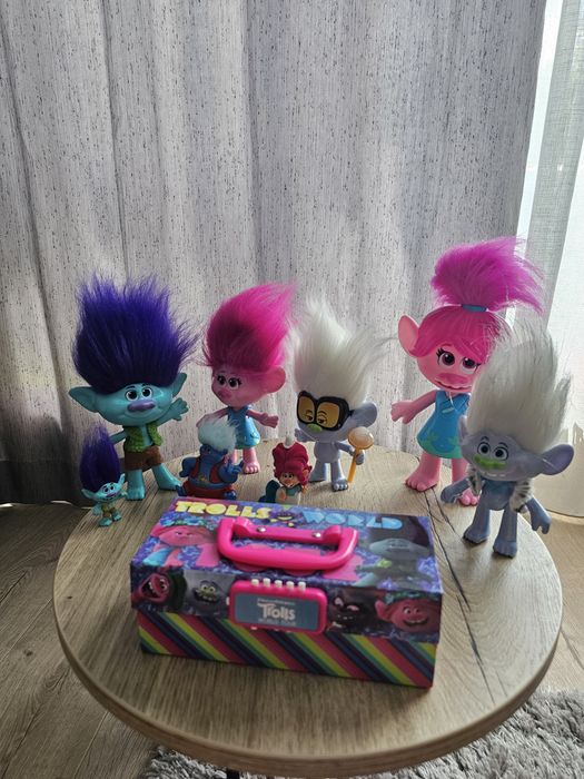 Тролчета от Hasbro - Комплект фигурки от филма Trolls , кутия с бижута с гривни и колие на тролчетата , музикално тролче Попи