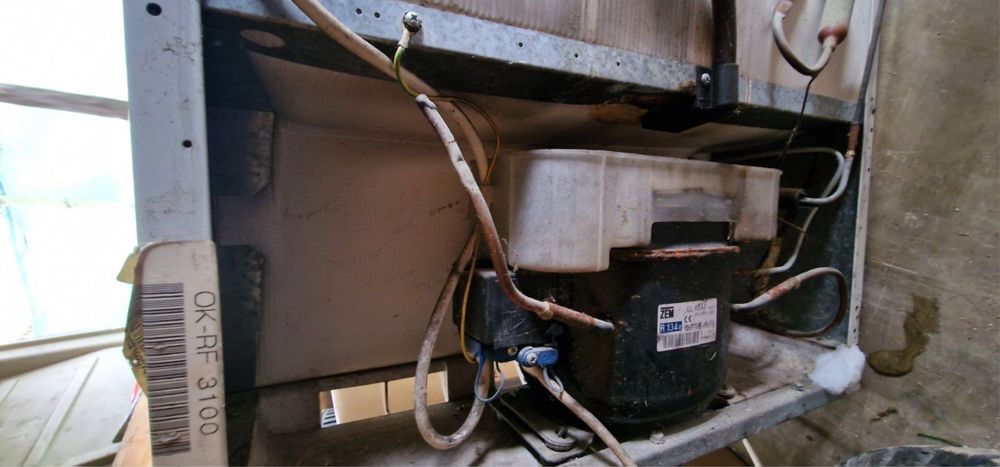 Хладилник с фризер за вграждане Аристон