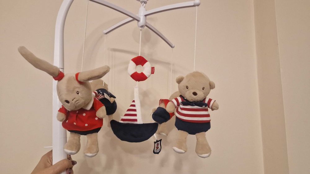 Въртяща се музикална играчка за легло