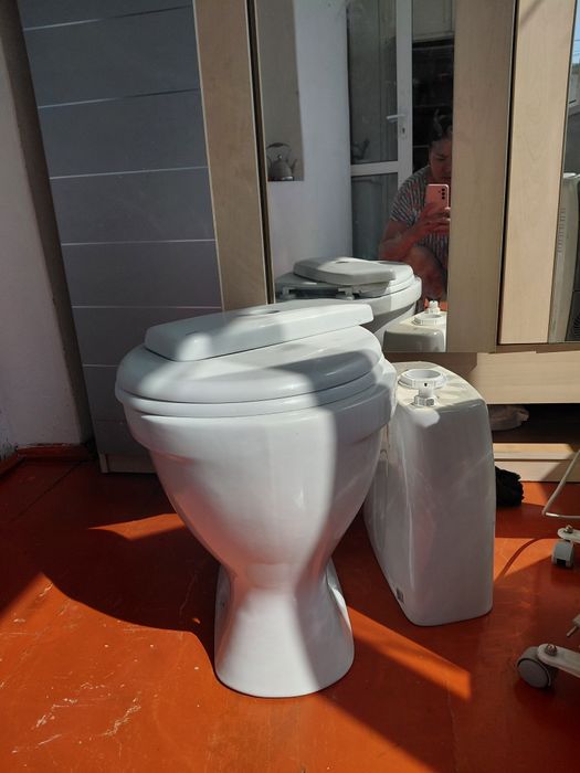 Продаю стол, телевизор и унитаз