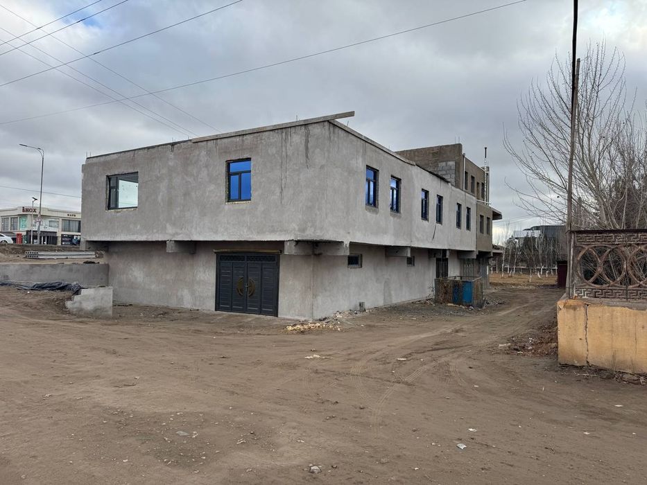 Katta yo'l bo'yida 240 kv metr