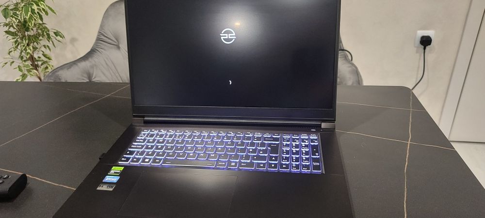 Голям Геймърски лаптоп 17.3 инча 2к 165hz I7-13620H с RTX 4060 32 RAM