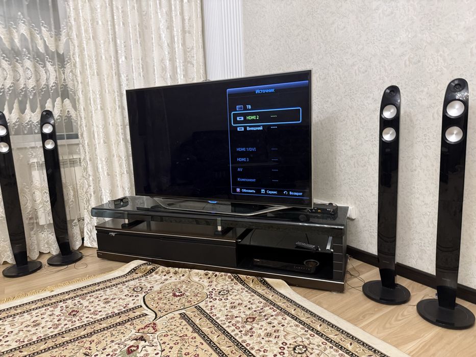 Белый диван мебель большой телевизор