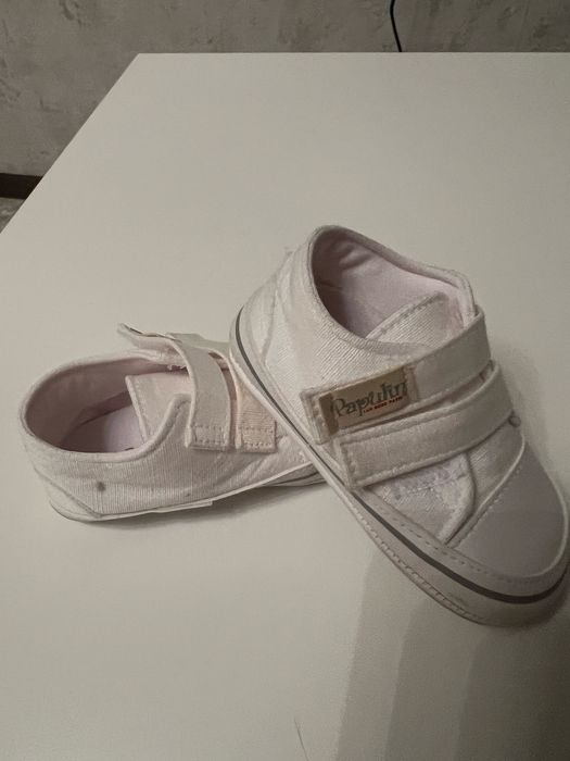 Продам детские кроссовки