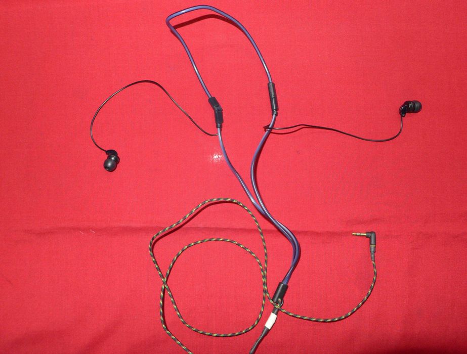 За телефона:Отлични слушалки за телефон или МР3 или Flac плейър