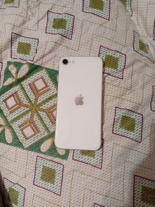 Продам либо обменяю Айфон SE 2020