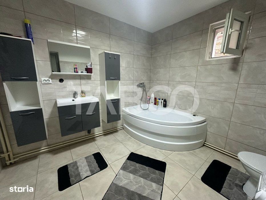 Casa 5 camere de vanzare 200 mp utili 1040 mp teren sat Persani