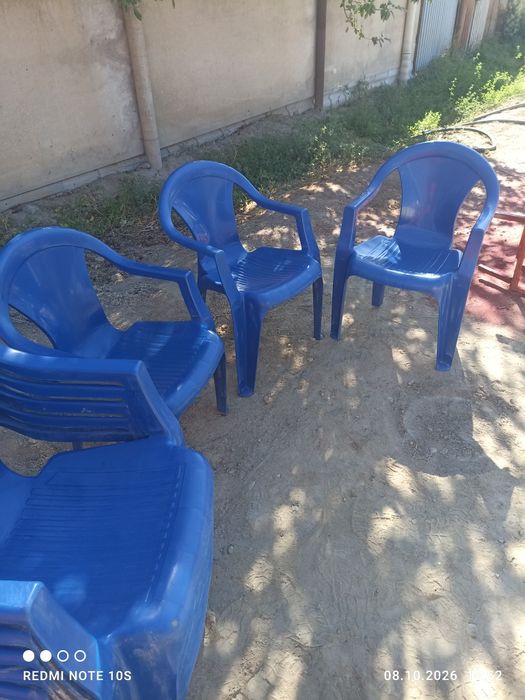 Продам пластиковые стулья