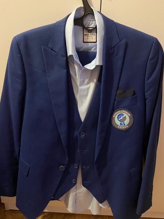 Форма для старшеклассника или студента Костюм тройка Рубашка в подарок