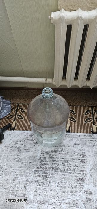 Бутыль стеклянный.