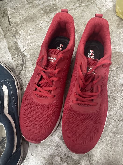 Продам кроссовки новые