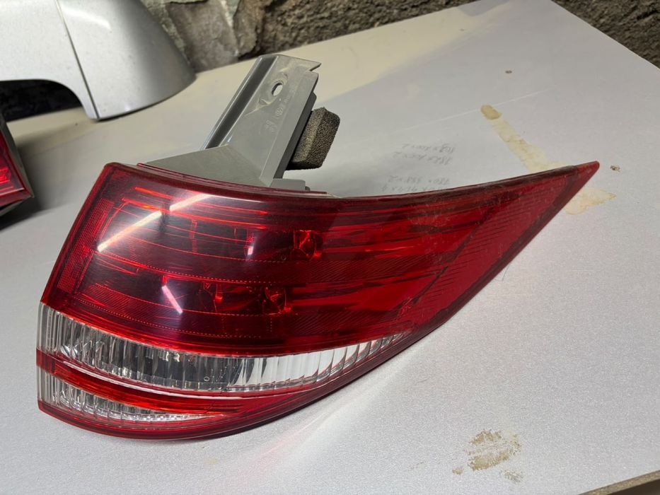 Фары задние на Toyota Estima