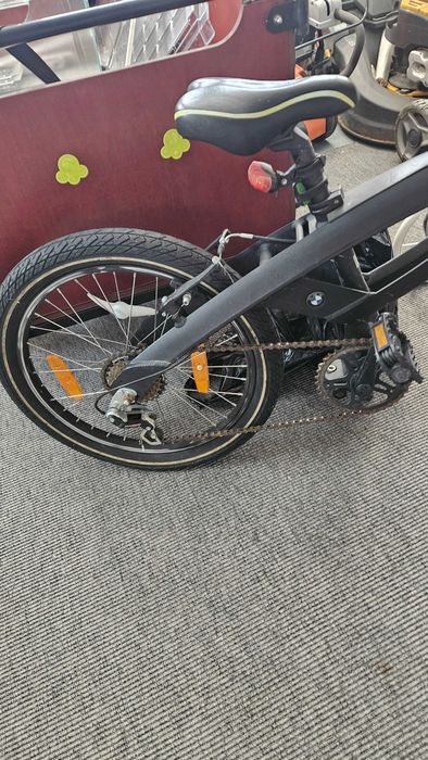 Bicicleta BMW 20" pentru copii intre 6 si 9 ani.