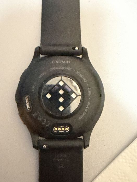 Garmin venu 3 с допълнителна кожена каишка.