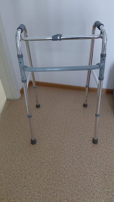 Продается коляска, ходунок, костыль