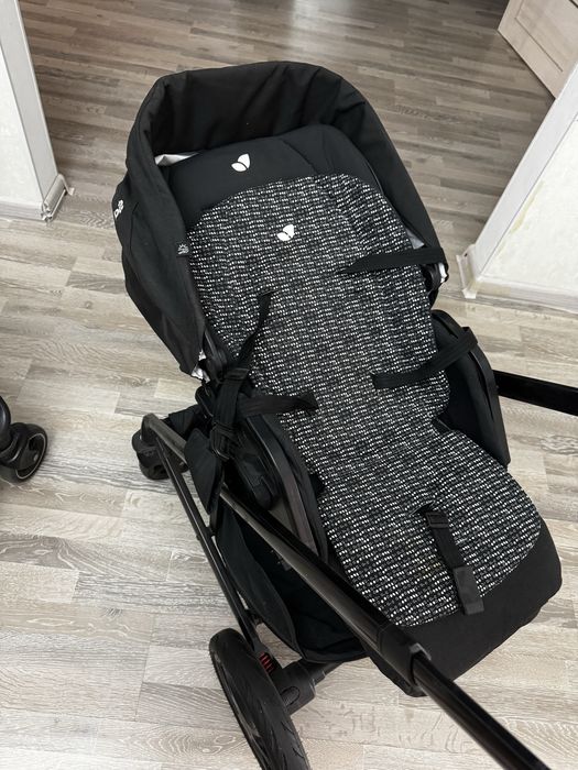 Продам детскую коляску Joie