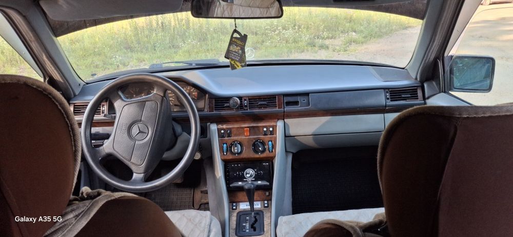 Продам мерседес Е300 в хорошем состоянии.