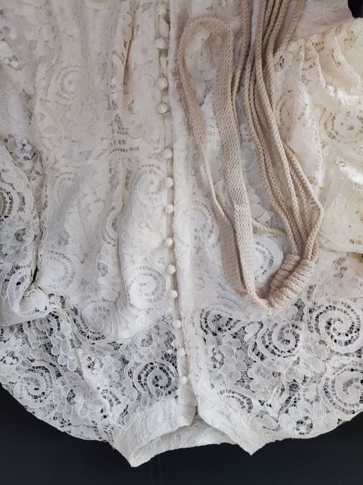 Дантелена рокля в цвят екрю