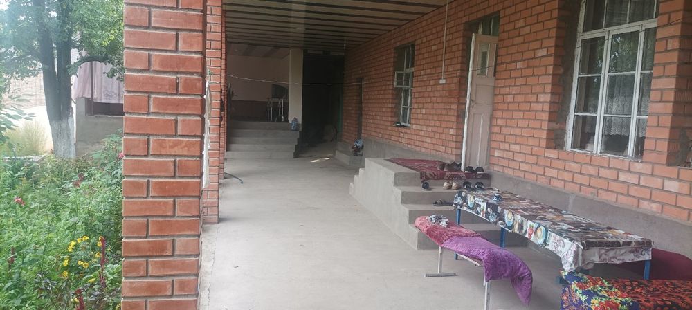 Uy sotiladi Kodastr bor 4 hona tapchan oshxona agarot