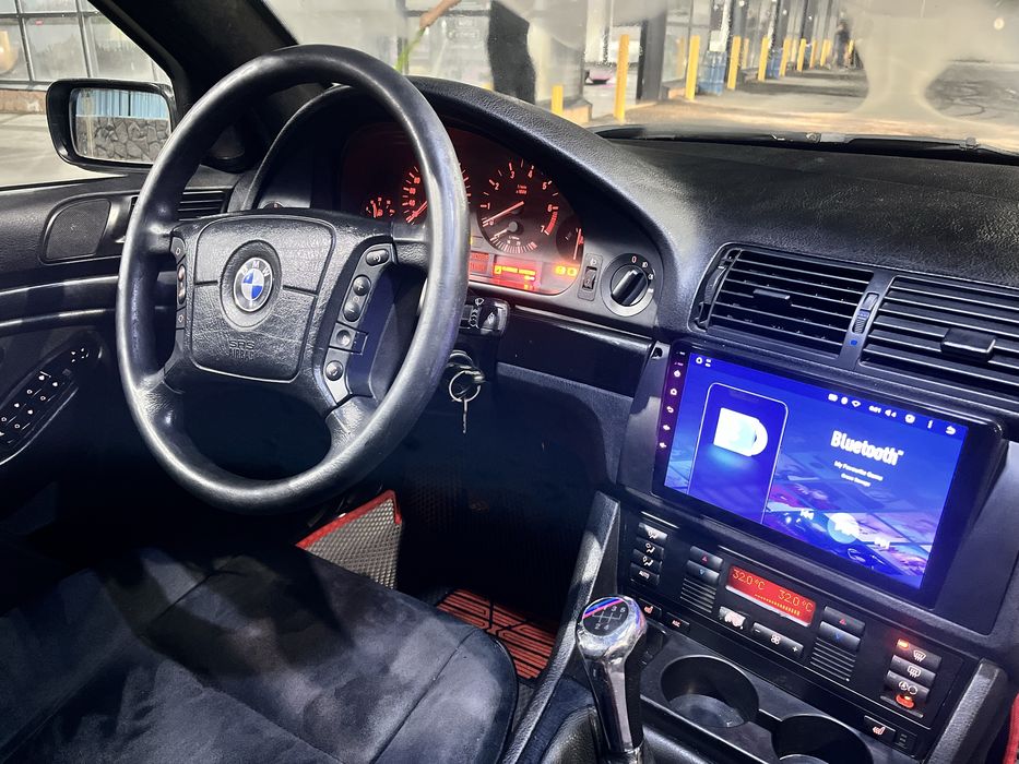 BMW E39 523i.