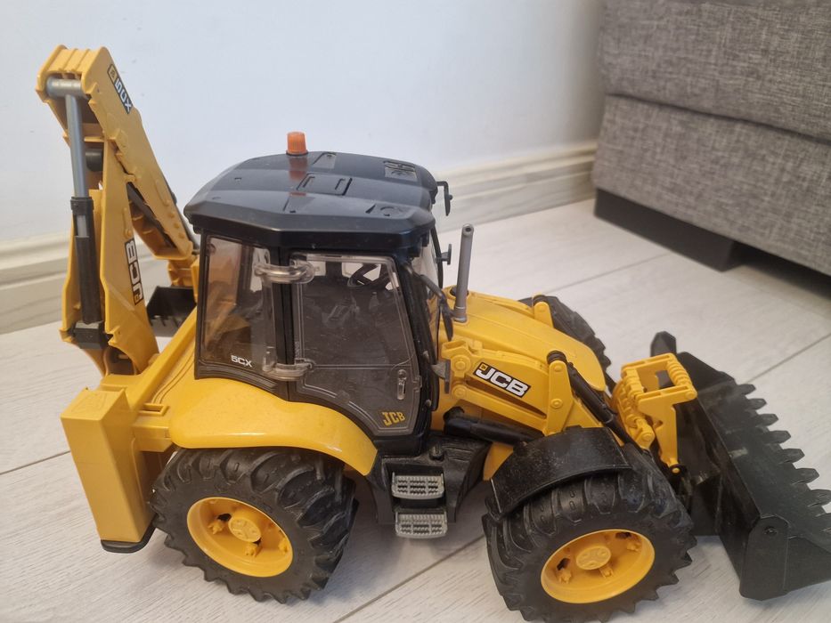 Camion de gunoi si tractor Bruder