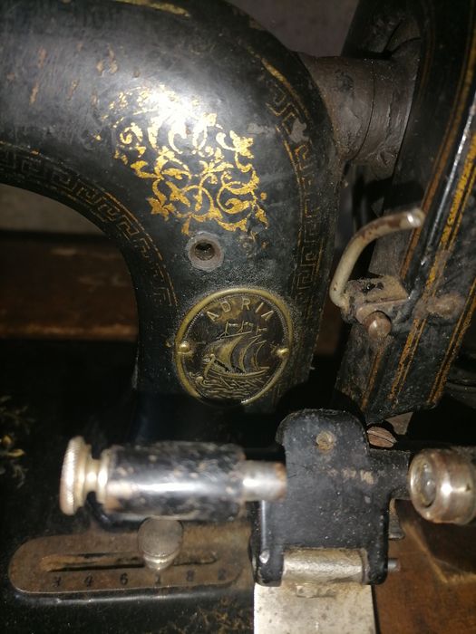 Mașină de cusut Singer veche