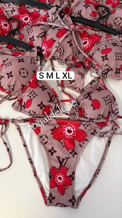 Costum de baie, pe stoc, la reducere