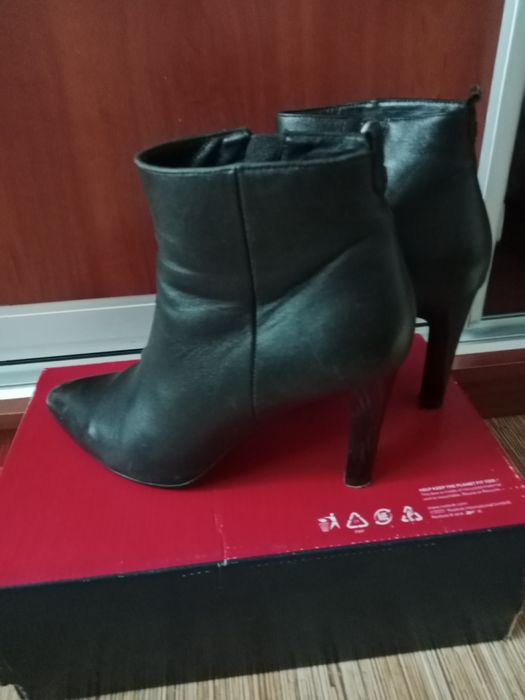 Продам женские полусапожки осень весна размер 39 за 5000 тенге.