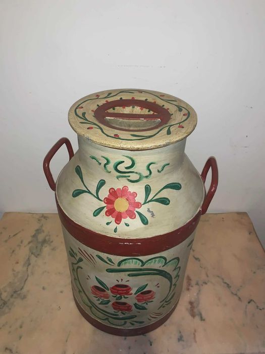 Recipient de lapte traditional pictat manual