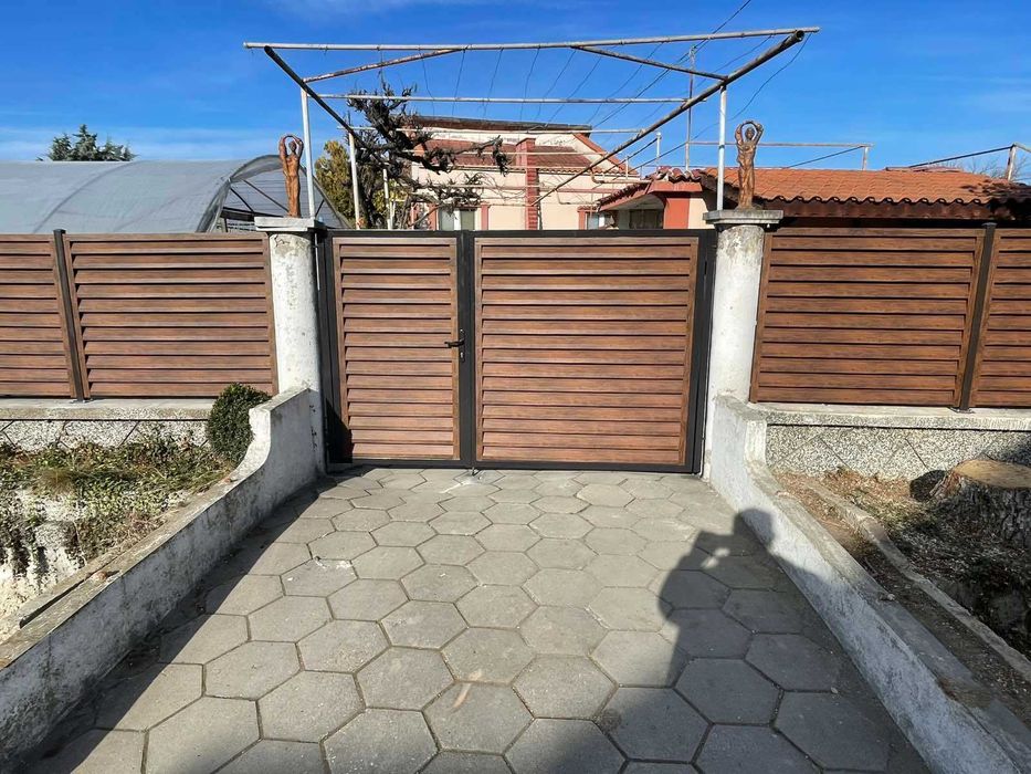 Метални врати огради и парапети от ковано и обикновено желязо.