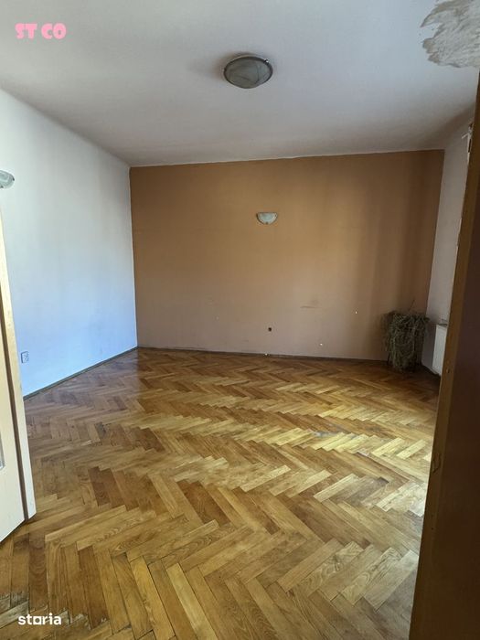 Persoană fizică, vând spatiu de locuit in suprafata total de 98 mp.