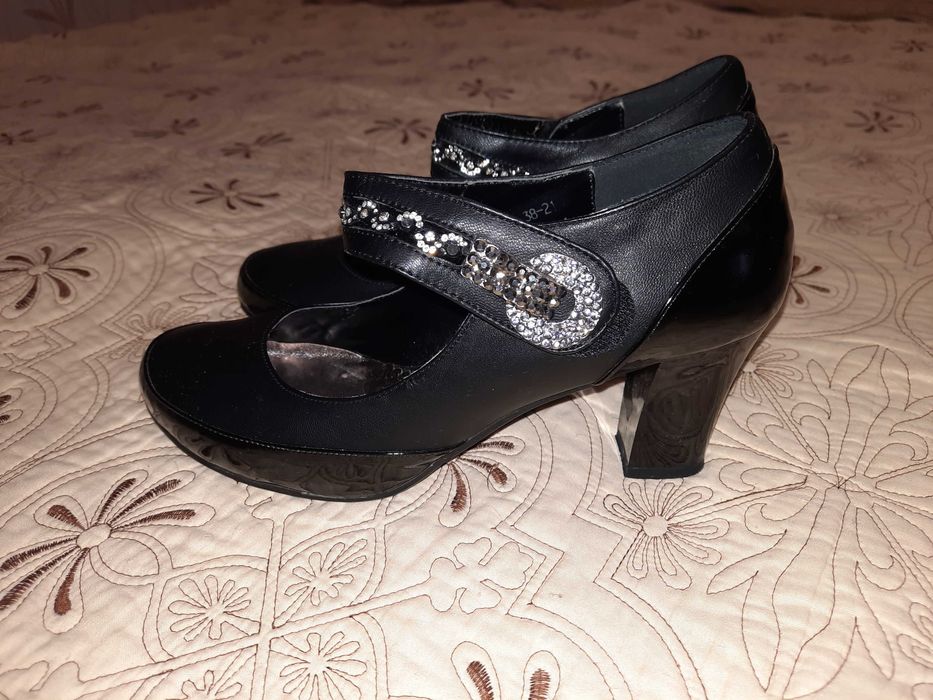 Продам  туфли ( почти новые)