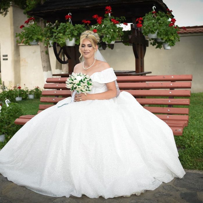 Vand rochie mireasa !