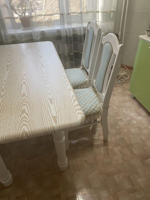 Продам стол с 4 стульями