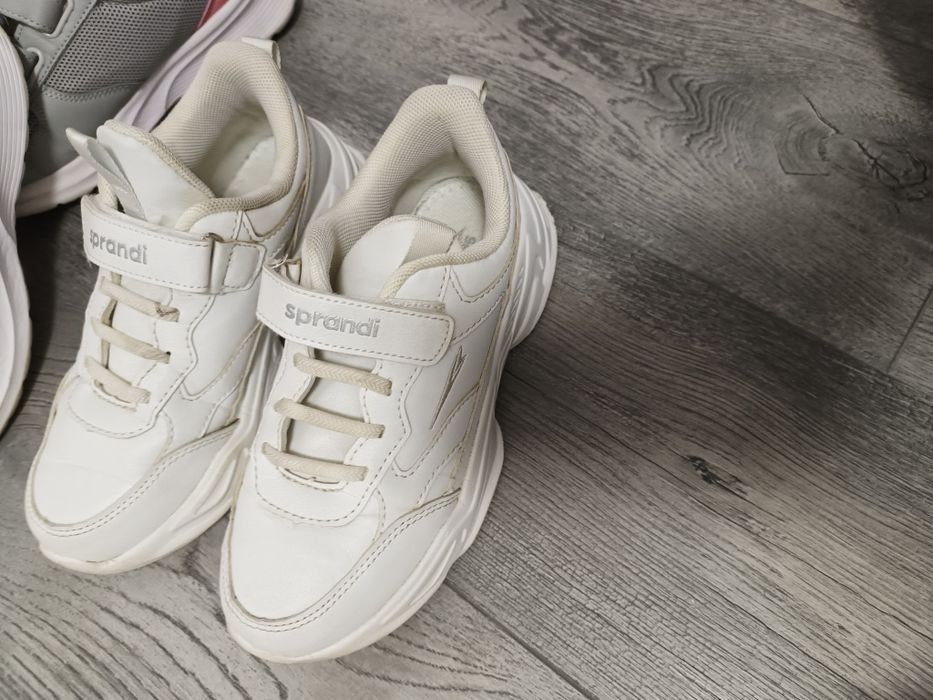 Vând încălțăminte fete