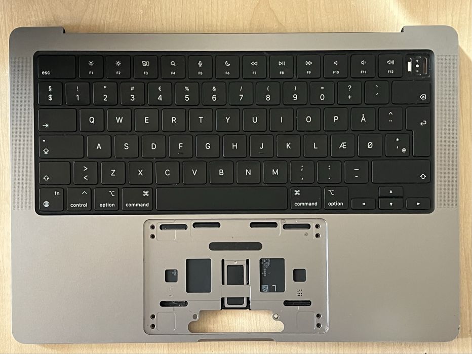 古いMacBookPro Laptop MacBook Pro, 14.2 inci, M1 Pro, 16 GB RAM, SSD 1 TB pentru