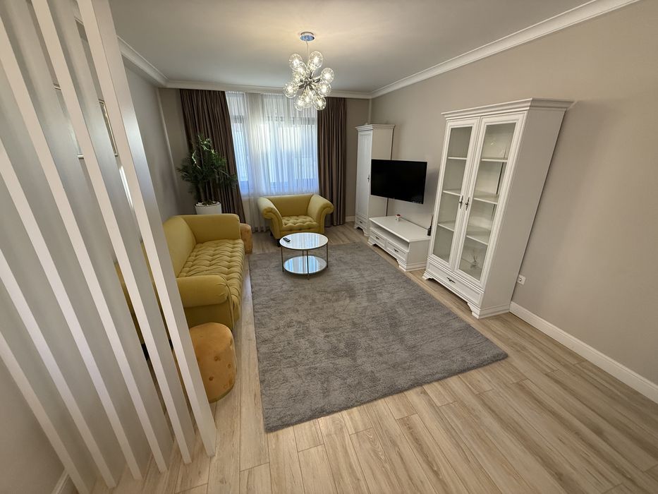 Ofer spre închiriere Apartament 3 Camere zona liceului Economic