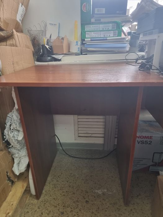 Продам 2 стола офисных