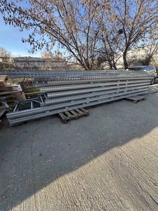 Stoc de rafturi metalice