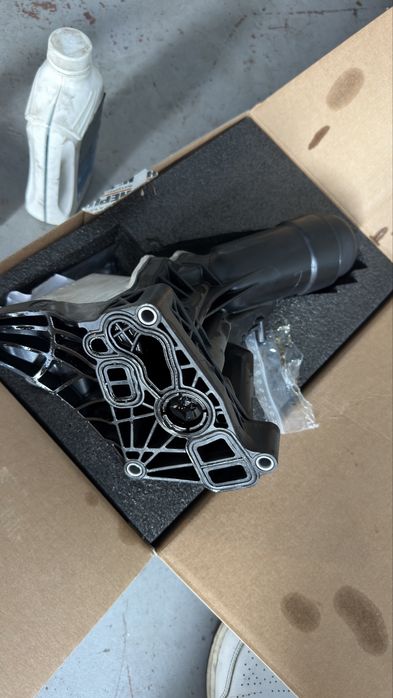 Carcasa Filtru Ulei cu Termoflot si Racitor Ulei  OEM 11428596283 b46 / b47 / b48