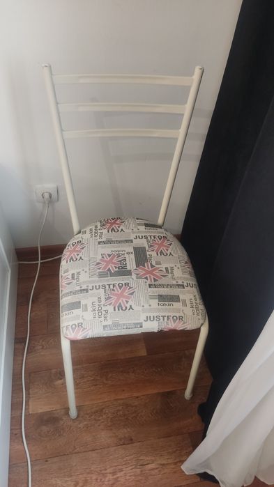 Стулья белые железные Зета